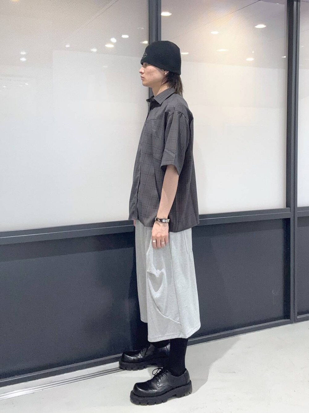 ブラウン系のシャツ/ブラウス、グレー系のスウェットパンツ、その他のニットキャップ/ビーニーを着用したメンズの春コーディネートの2枚目の写真