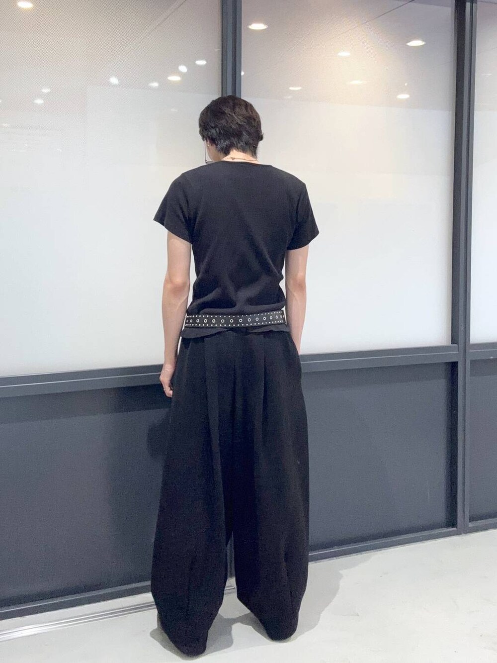 ブラック系のその他パンツ、ブラック系のTシャツ/カットソー、ブラック系のベルトを着用したメンズの夏コーディネートの3枚目の写真