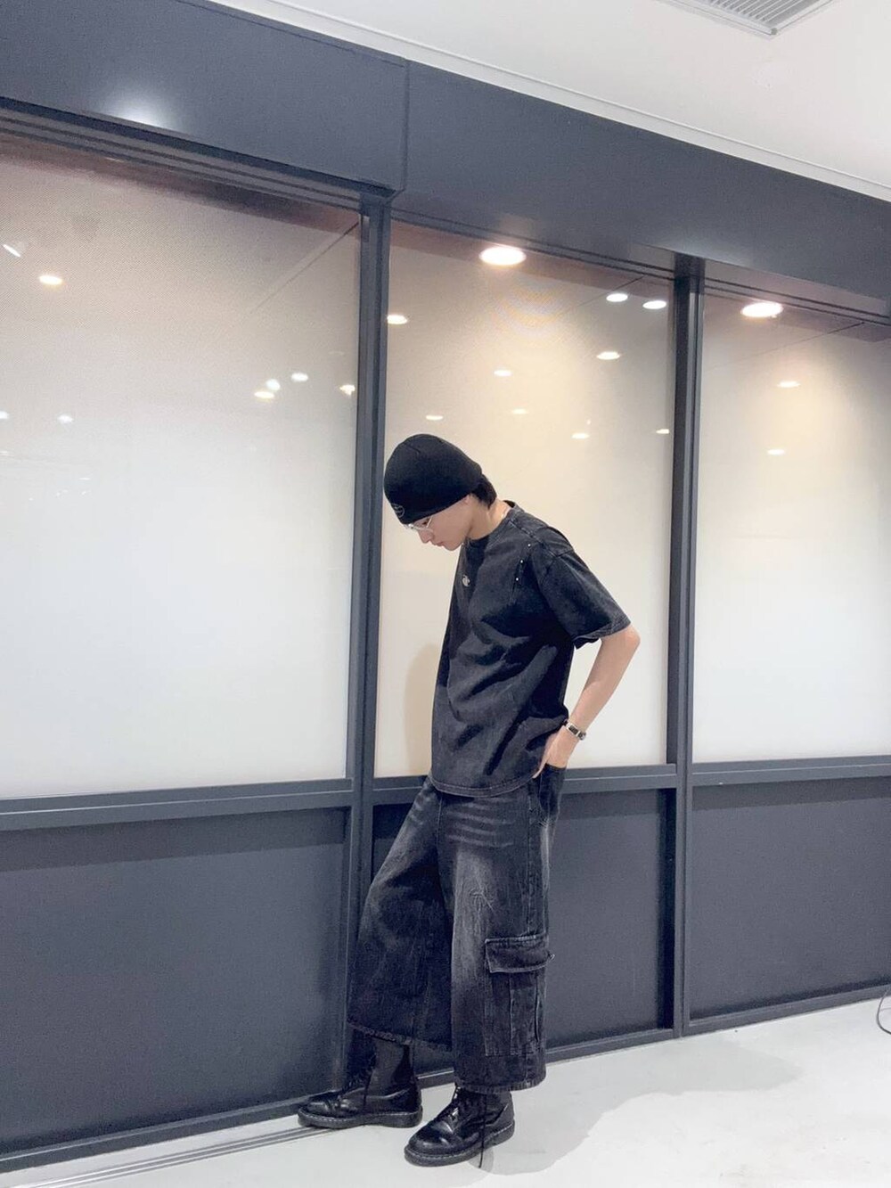 ブラック系のカーゴパンツ、ブラック系のTシャツ/カットソー、その他のニットキャップ/ビーニーを着用したメンズの夏コーディネートの2枚目の写真