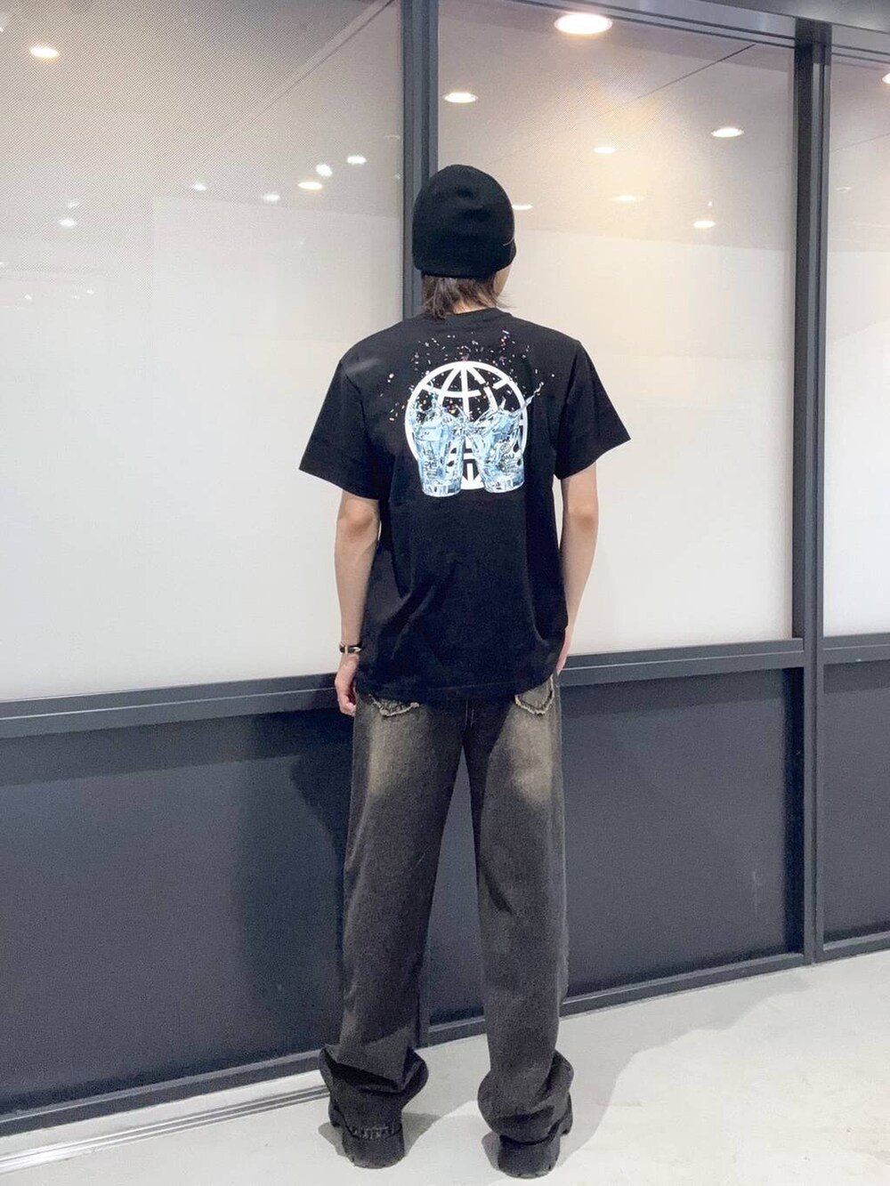 ブラック系のTシャツ/カットソー、ブラック系のニットキャップ/ビーニーを着用したメンズの春コーディネートの3枚目の写真