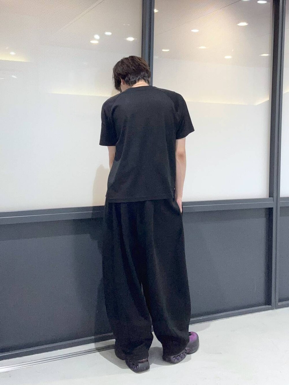 ブラック系のその他パンツ、ブラック系のTシャツ/カットソーを着用したメンズの夏コーディネートの3枚目の写真