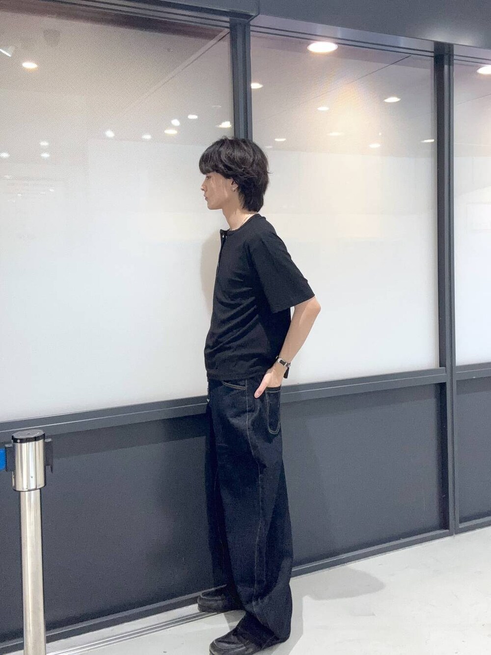 ブルー系のその他パンツ、ブラック系のTシャツ/カットソーを着用したメンズの夏コーディネートの2枚目の写真