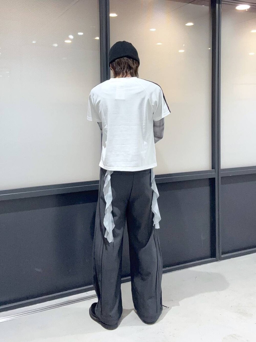ホワイト系のTシャツ/カットソー、グレー系のシャツ/ブラウス、その他のニットキャップ/ビーニーを着用したメンズの春コーディネートの2枚目の写真