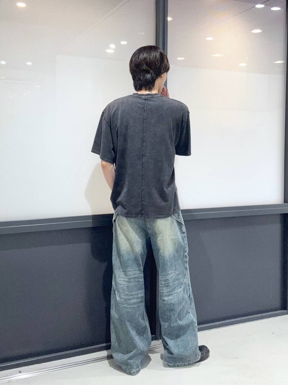 ブルー系のデニムパンツを着用したメンズの夏コーディネートの3枚目の写真