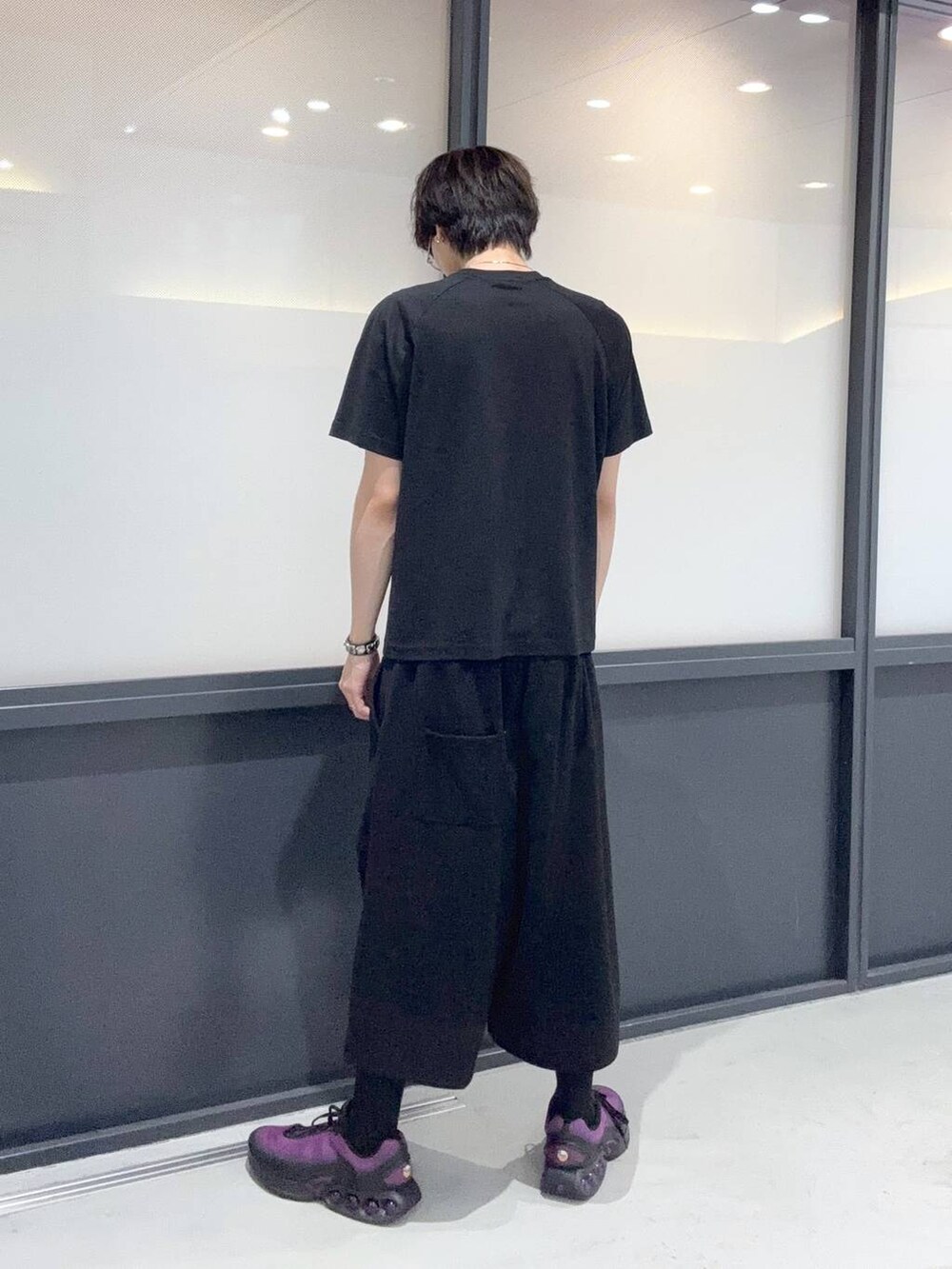 ブラック系のスウェットパンツ、ブラック系のTシャツ/カットソーを着用したメンズの夏コーディネートの3枚目の写真