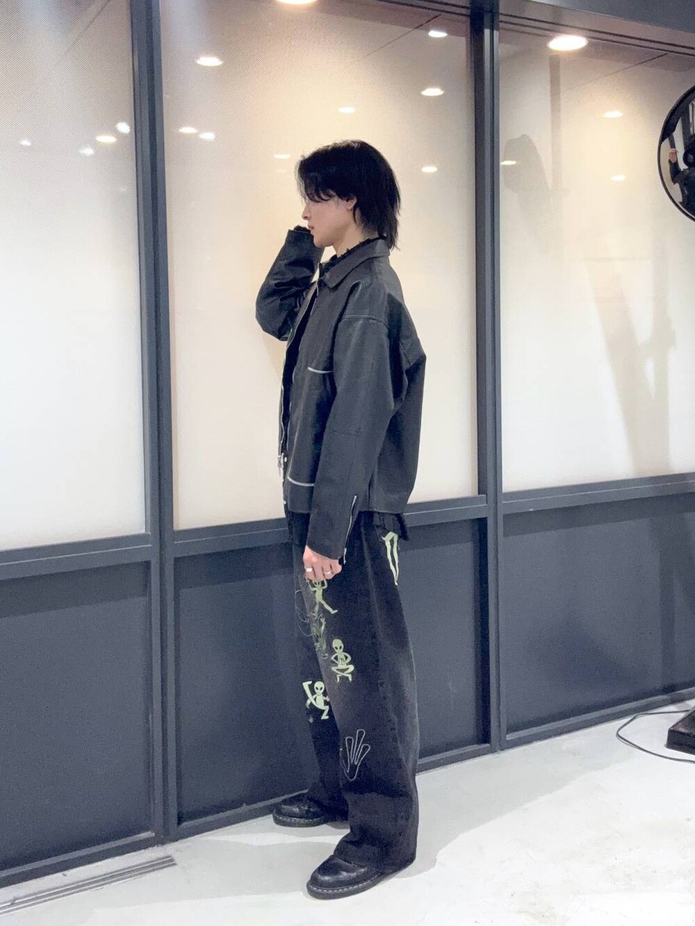 ブラック系のシャツ/ブラウス、ブラック系のブルゾンを着用したメンズの春コーディネートの2枚目の写真