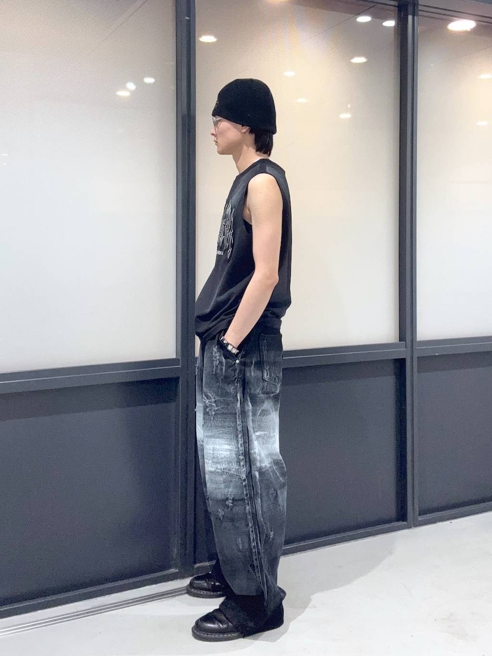 ブラック系のデニムパンツ、ブラック系のTシャツ/カットソー、その他のニットキャップ/ビーニーを着用したメンズの夏コーディネートの2枚目の写真