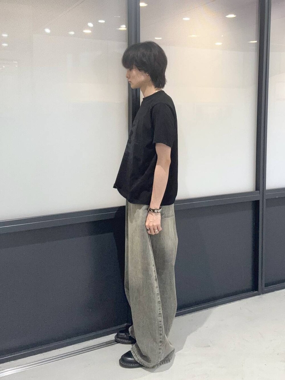 ブラック系のTシャツ/カットソー、ブラック系のデニムパンツを着用したメンズの夏コーディネートの2枚目の写真