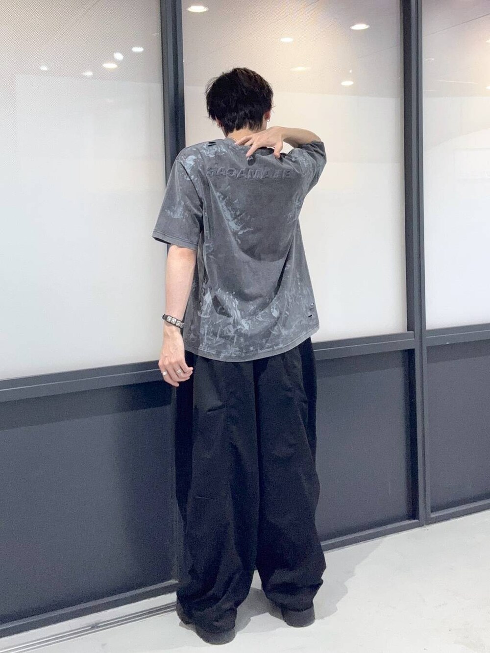 ブラック系のTシャツ/カットソーを着用したメンズの夏コーディネートの3枚目の写真