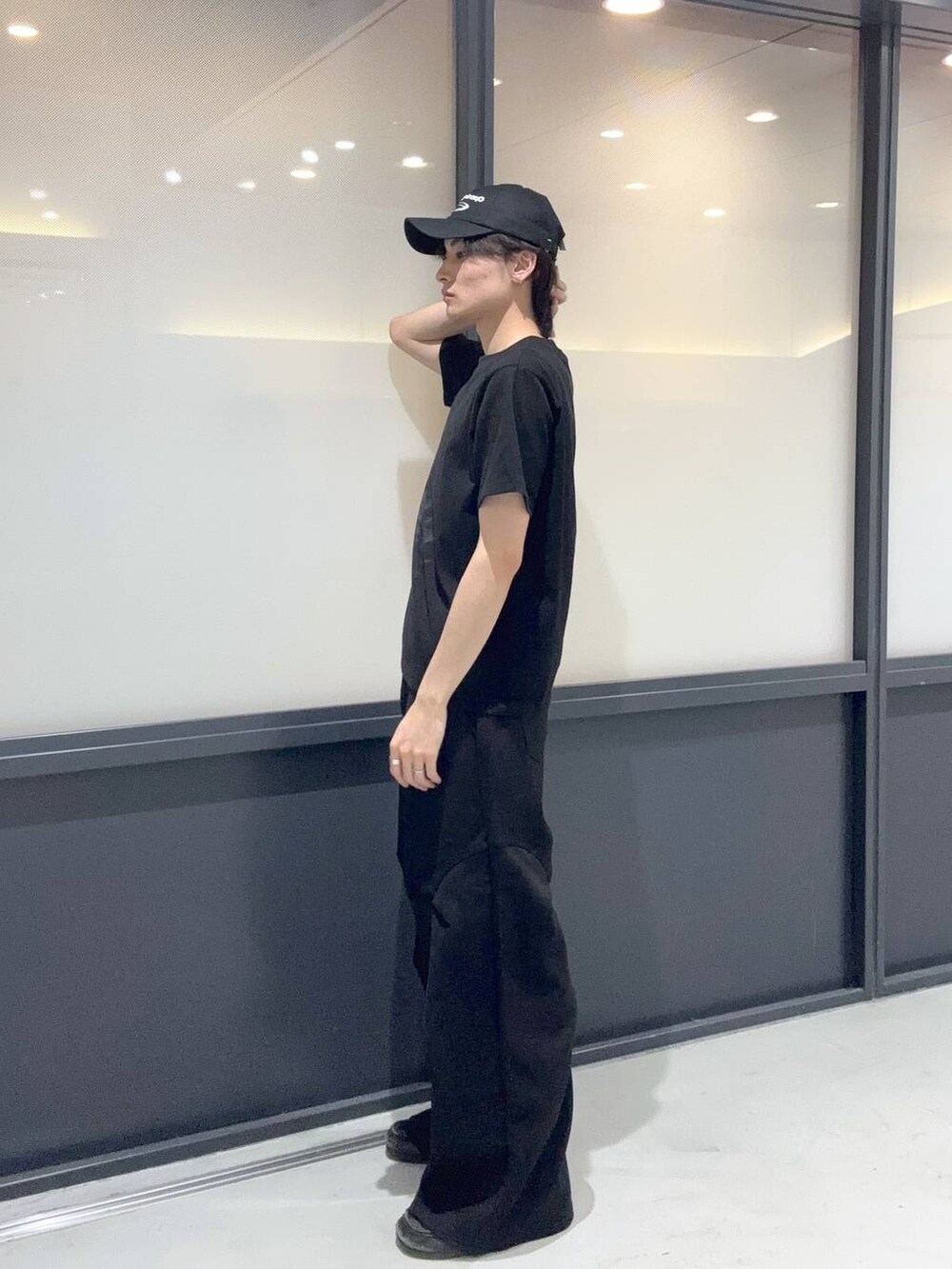 ブラック系のTシャツ/カットソー、ブラック系のその他パンツ、ブラック系のキャップを着用したメンズの夏コーディネートの2枚目の写真