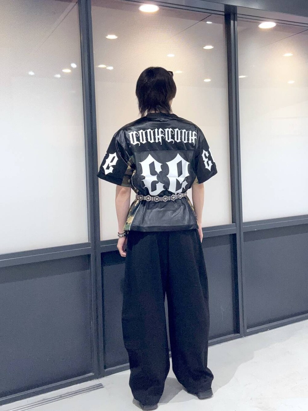 ホワイト系のTシャツ/カットソーを着用したメンズの春コーディネートの3枚目の写真