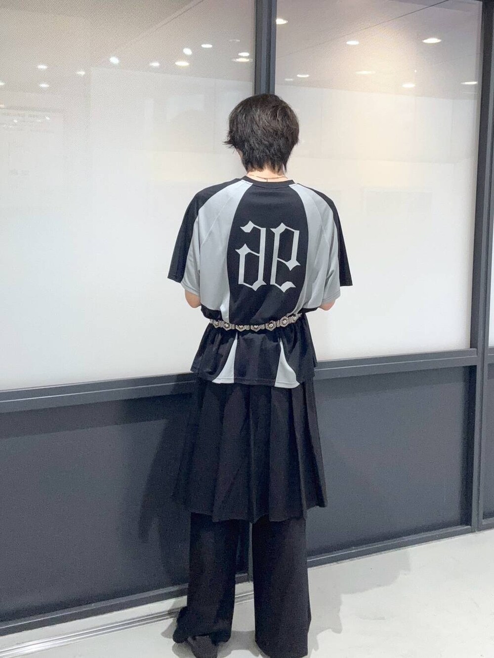 ブラック系のその他パンツ、ブラック系のジャージ、ブラック系のサングラスを着用したメンズの夏コーディネートの3枚目の写真