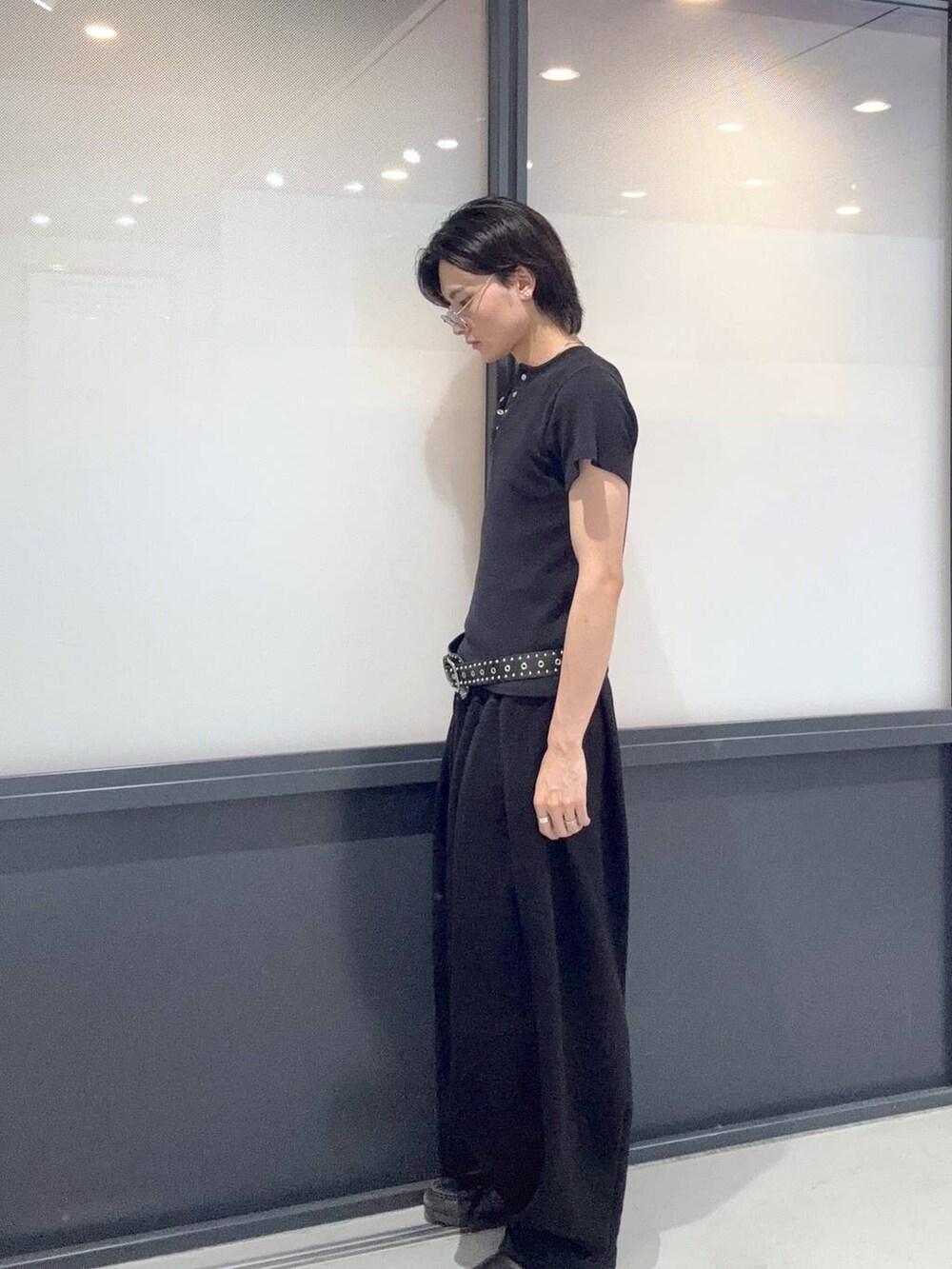 ブラック系のその他パンツ、ブラック系のTシャツ/カットソー、ブラック系のベルトを着用したメンズの夏コーディネートの2枚目の写真