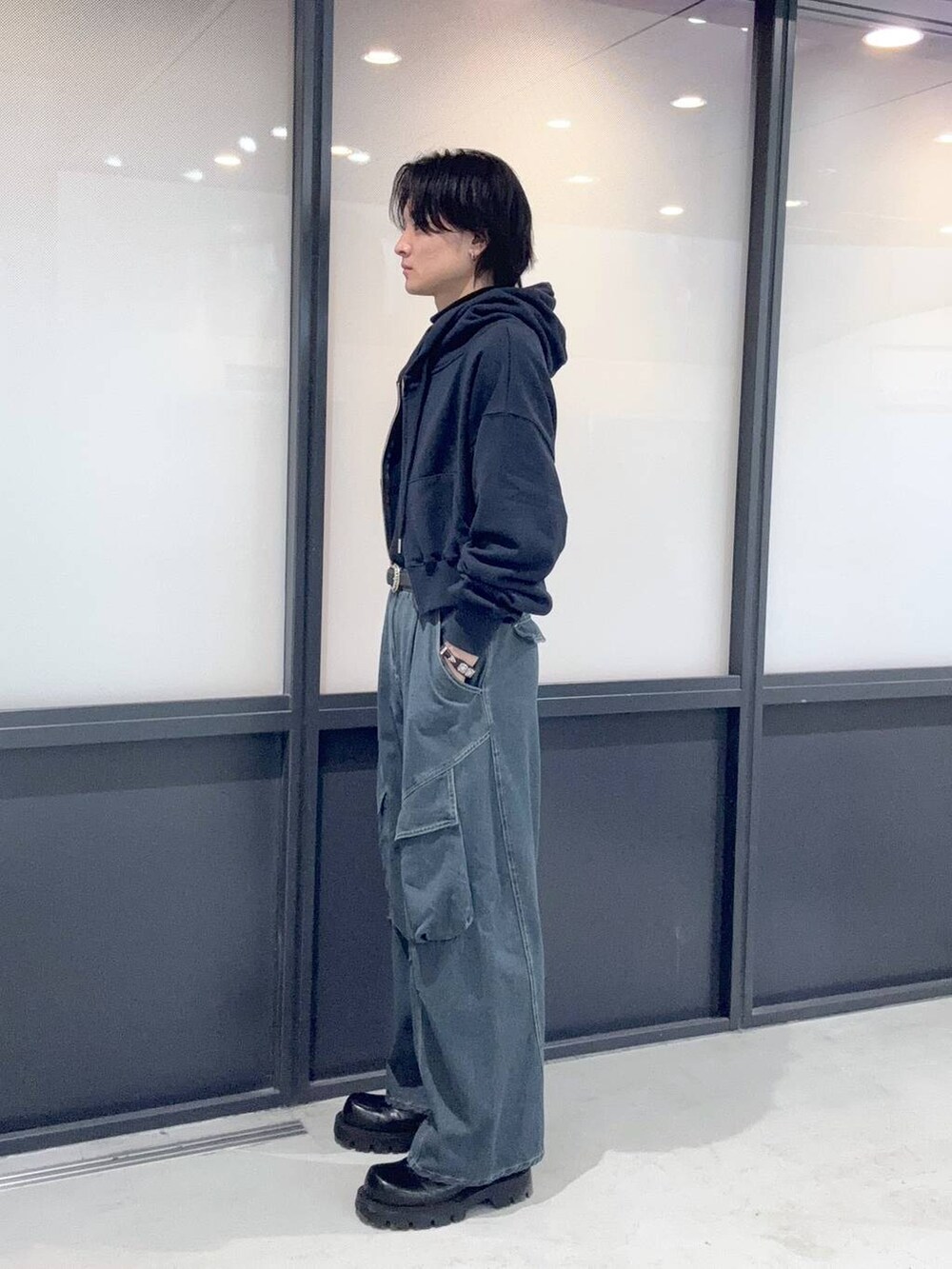 ブルー系のパーカーを着用したメンズの春コーディネートの2枚目の写真