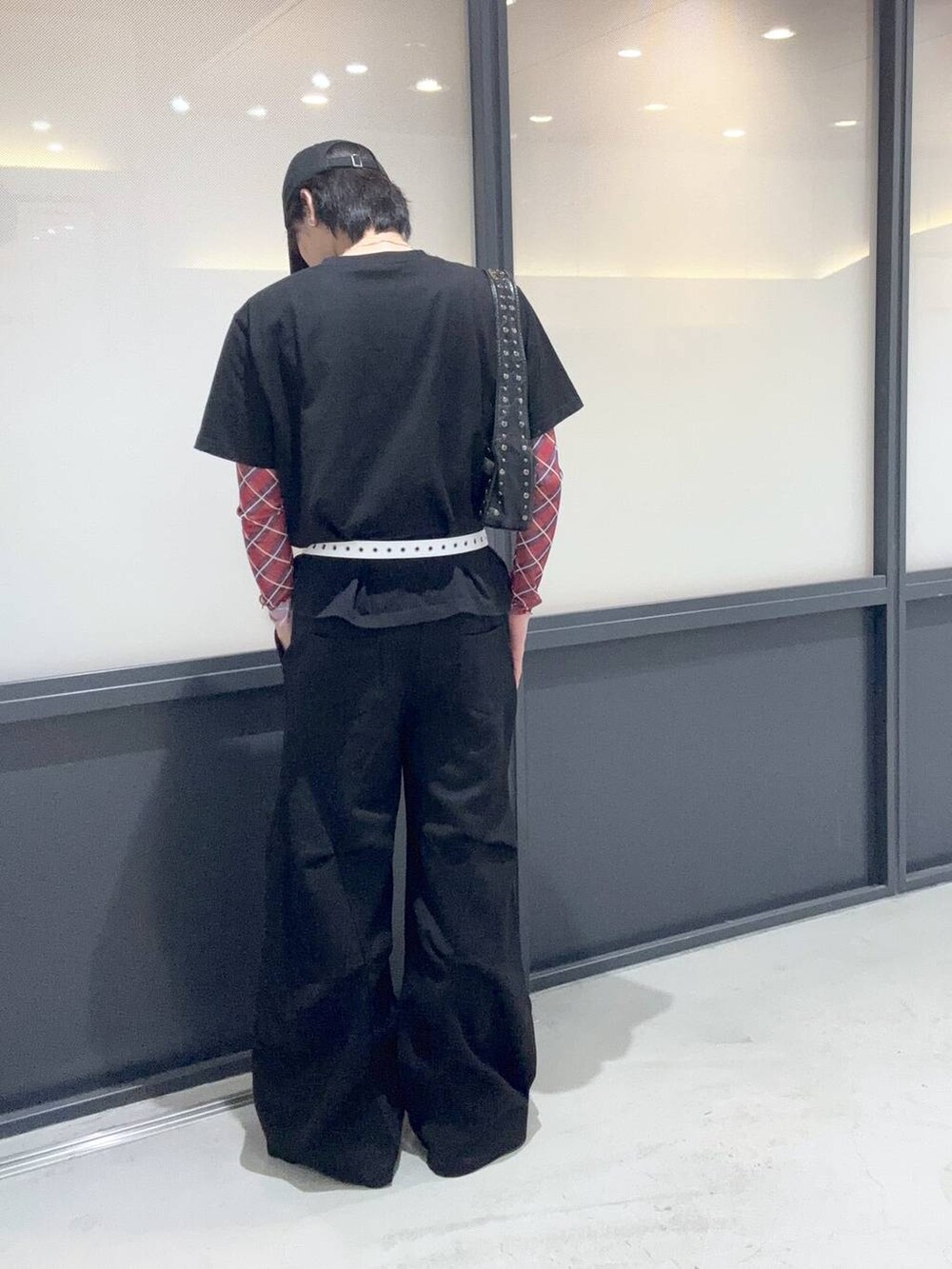 ブラック系のTシャツ/カットソー、ブラック系のその他パンツ、その他のTシャツ/カットソーを着用したメンズの夏コーディネートの3枚目の写真