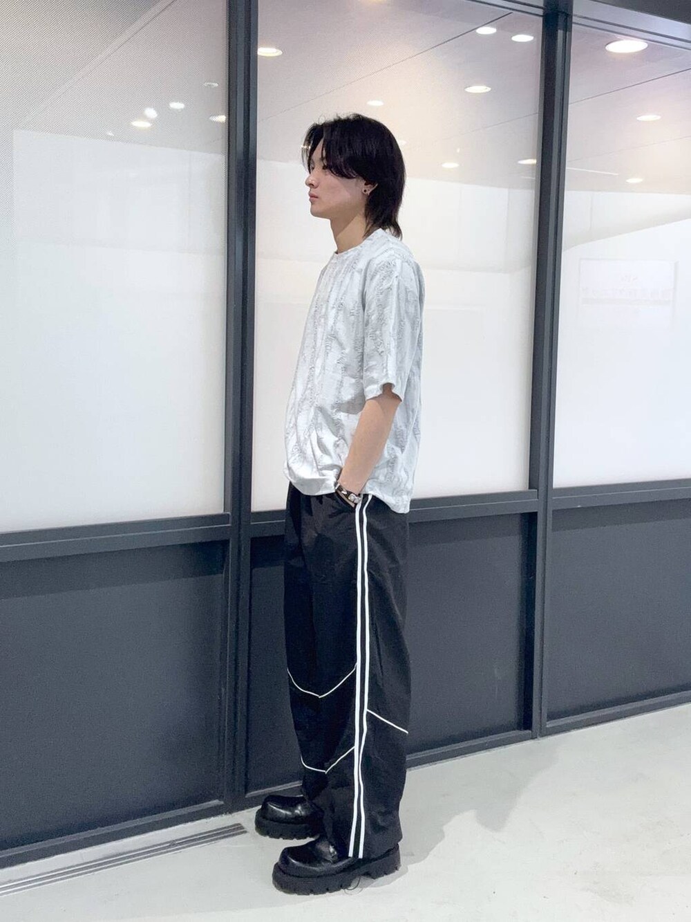 ブラック系のその他パンツを着用したメンズの春コーディネートの2枚目の写真