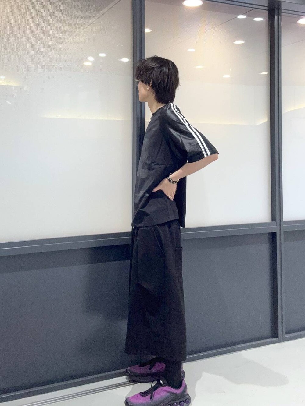 ブラック系のスウェットパンツ、ブラック系のTシャツ/カットソーを着用したメンズの夏コーディネートの2枚目の写真