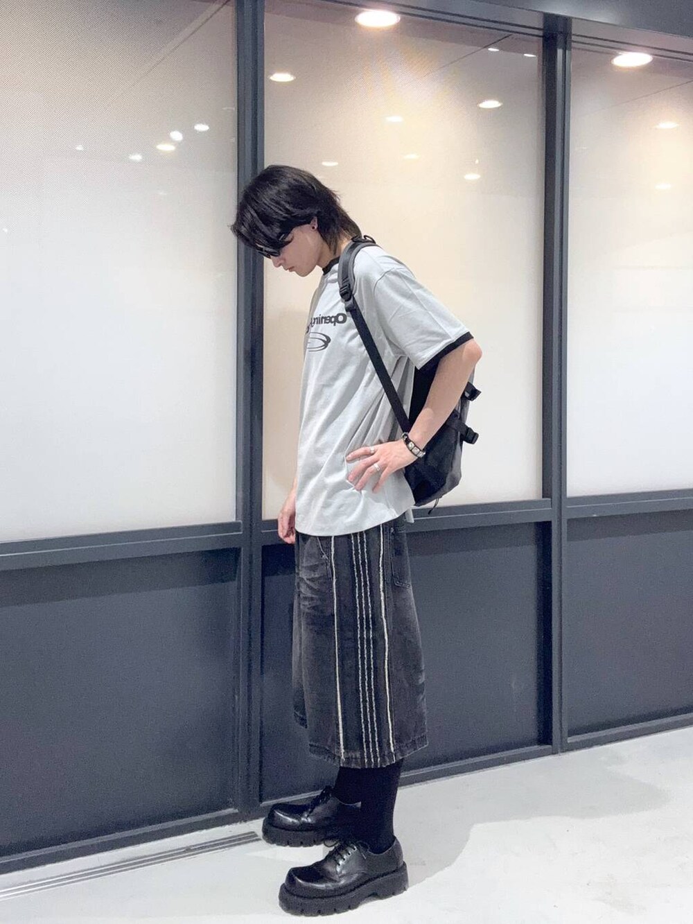 グレー系のTシャツ/カットソーを着用したメンズの春コーディネートの2枚目の写真