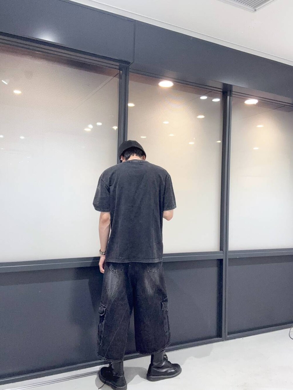 ブラック系のカーゴパンツ、ブラック系のTシャツ/カットソー、その他のニットキャップ/ビーニーを着用したメンズの夏コーディネートの3枚目の写真