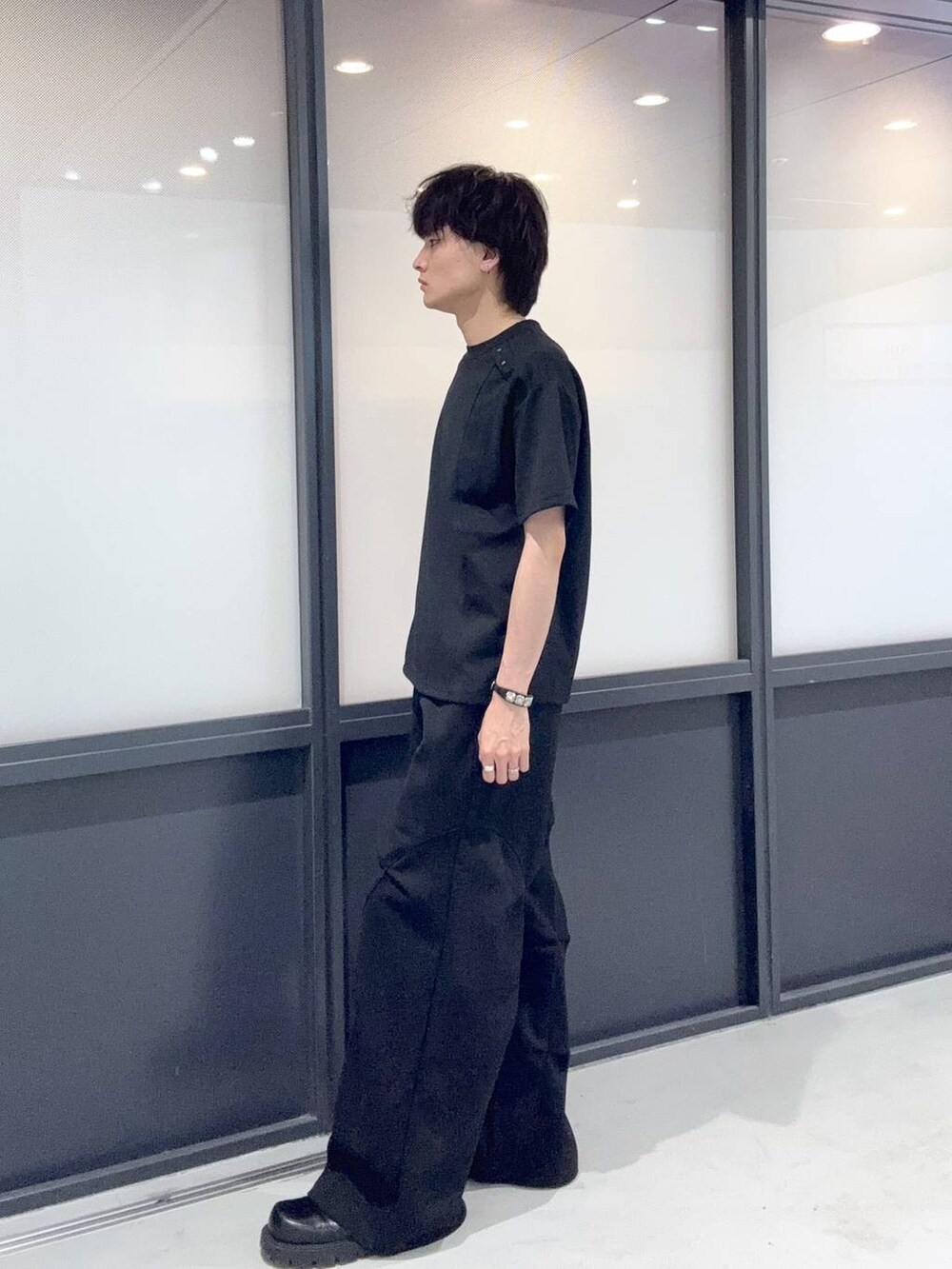 ブラック系のTシャツ/カットソー、ブラック系のその他パンツを着用したメンズの夏コーディネートの2枚目の写真