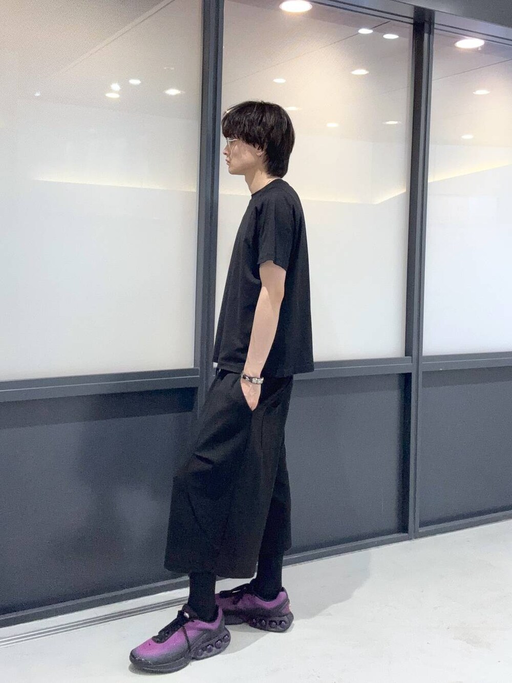 ブラック系のスウェットパンツ、ブラック系のTシャツ/カットソーを着用したメンズの夏コーディネートの2枚目の写真