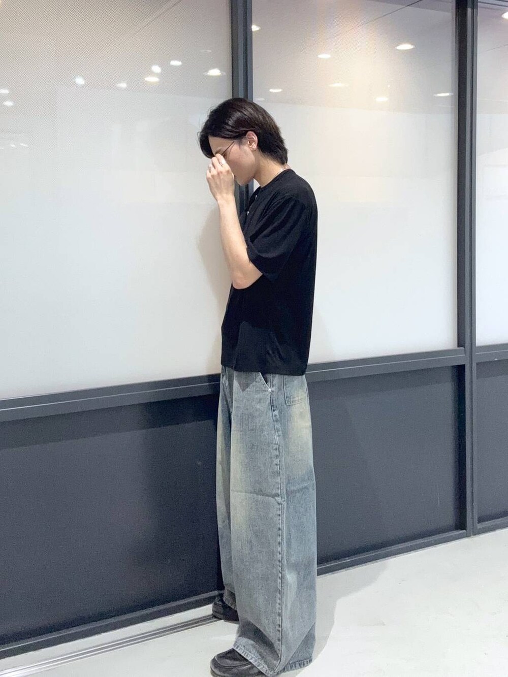 ブルー系のデニムパンツ、ブラック系のTシャツ/カットソーを着用したメンズの夏コーディネートの2枚目の写真