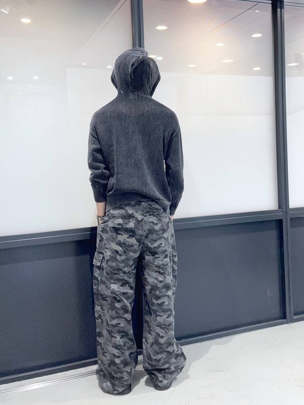 ブラック系のパーカーを着用したメンズの冬コーディネートの3枚目の写真