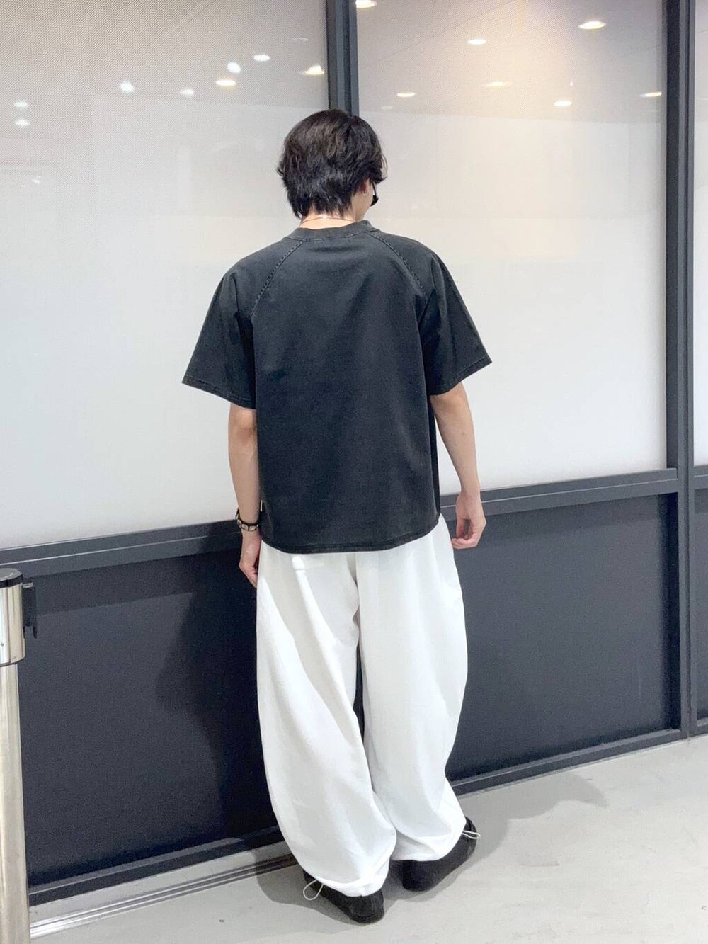 ブラック系のサングラスを着用したメンズの夏コーディネートの3枚目の写真