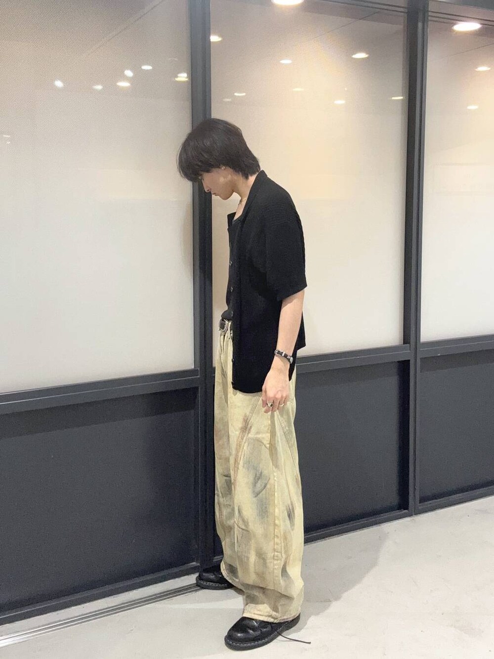 ブラック系のカーディガン/ボレロ、ブルー系のデニムパンツを着用したメンズの夏コーディネートの2枚目の写真