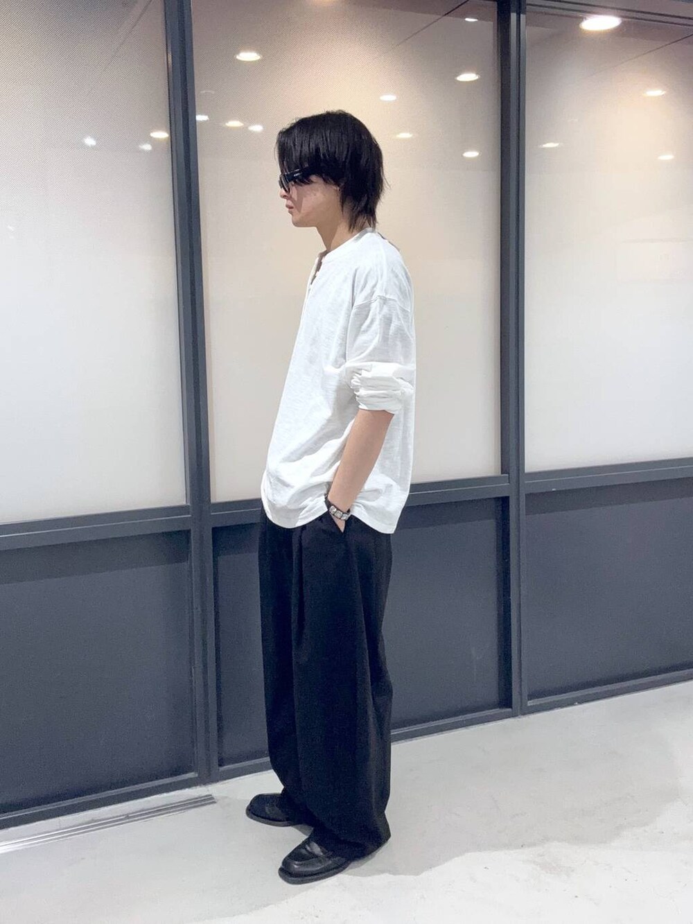ホワイト系のTシャツ/カットソーを着用したメンズの春コーディネートの2枚目の写真