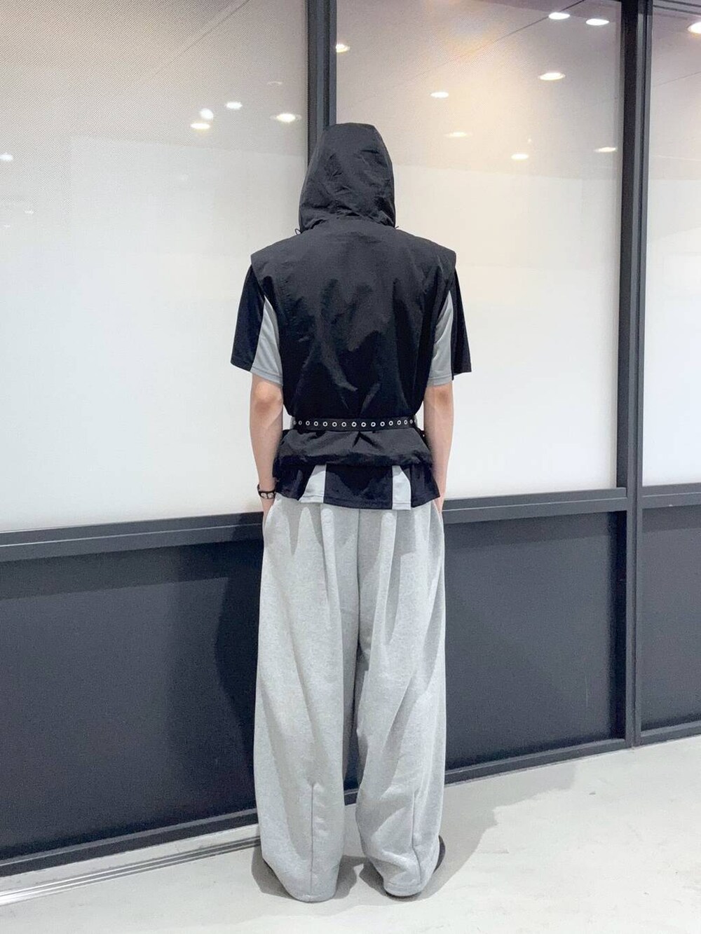 グレー系のその他パンツ、ブラック系のベスト、ブラック系のジャージを着用したメンズの夏コーディネートの3枚目の写真