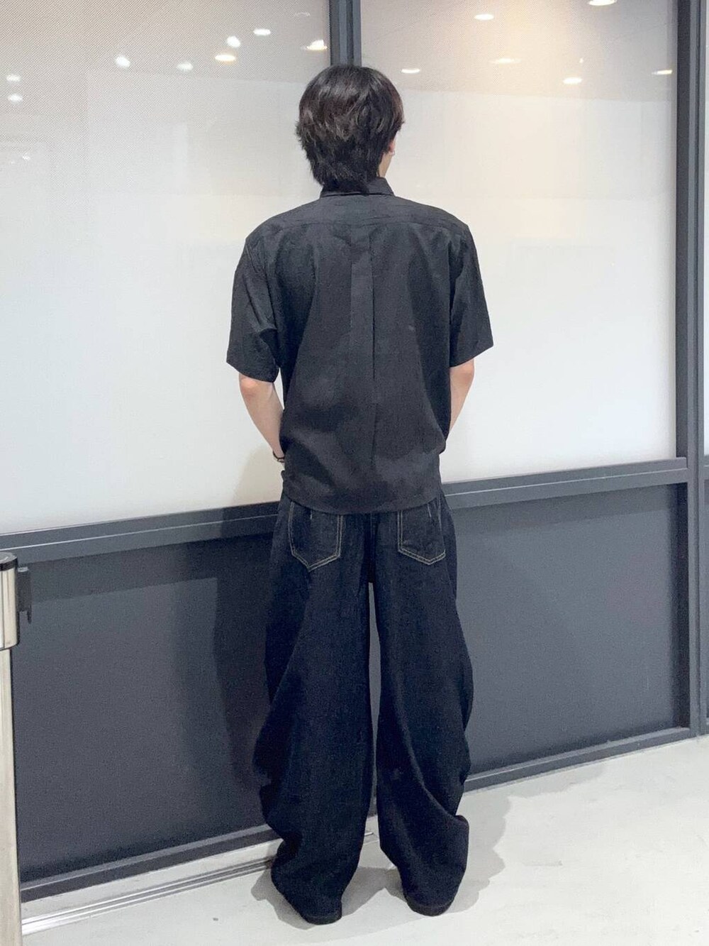 ブルー系のその他パンツを着用したメンズの夏コーディネートの3枚目の写真