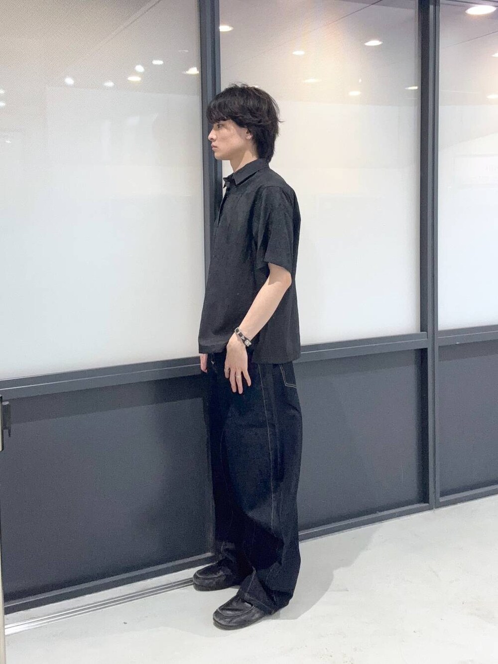 ブルー系のその他パンツを着用したメンズの夏コーディネートの2枚目の写真