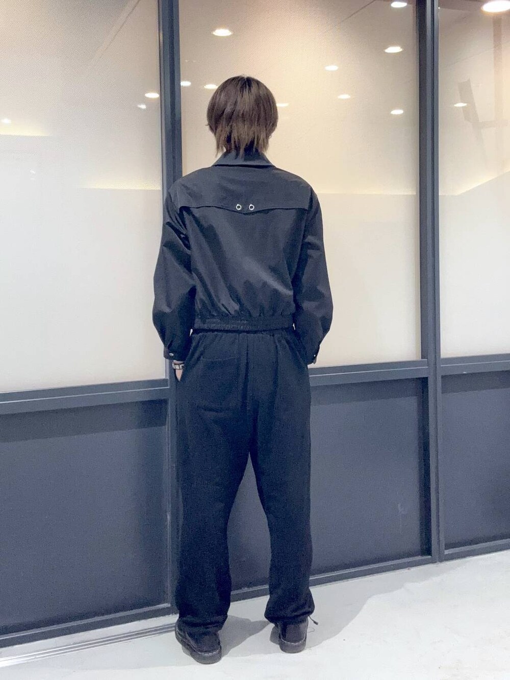 ブラック系のスウェットパンツ、ブラック系のブルゾンを着用したメンズの冬コーディネートの3枚目の写真