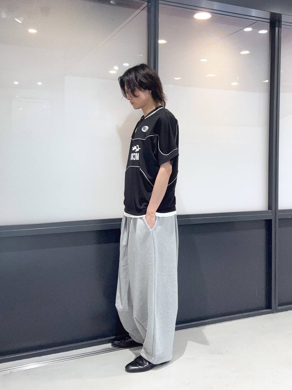 グレー系のその他パンツ、ホワイト系のTシャツ/カットソーを着用したメンズの春コーディネートの2枚目の写真