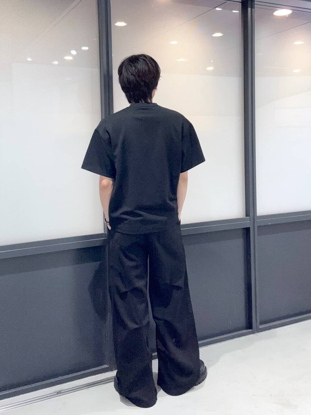 ブラック系のTシャツ/カットソー、ブラック系のその他パンツを着用したメンズの夏コーディネートの3枚目の写真