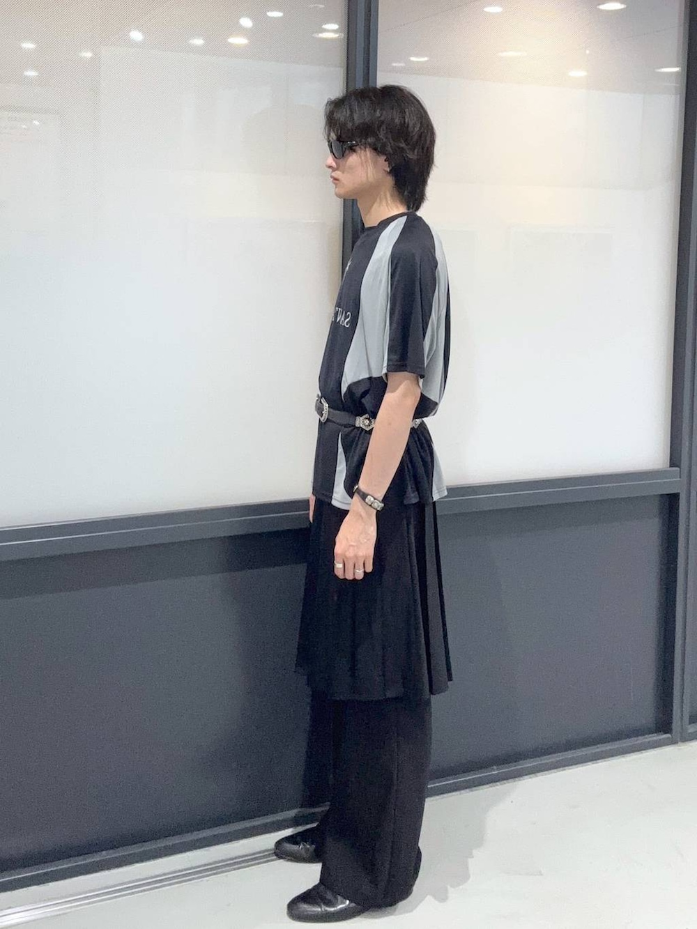 ブラック系のその他パンツ、ブラック系のジャージ、ブラック系のサングラスを着用したメンズの夏コーディネートの2枚目の写真