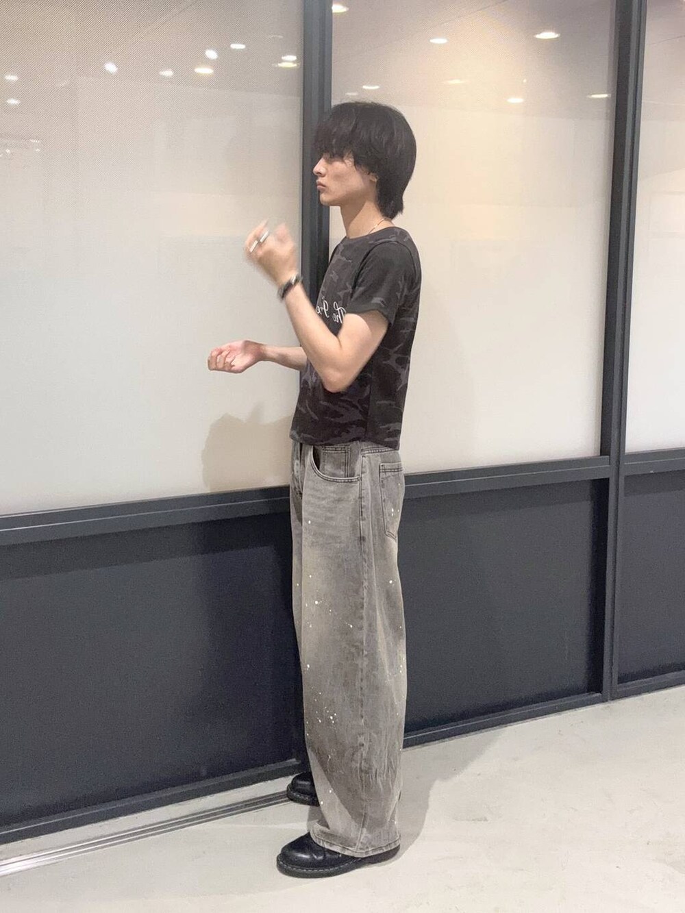 グレー系のTシャツ/カットソー、グレー系のその他パンツを着用したメンズの夏コーディネートの2枚目の写真