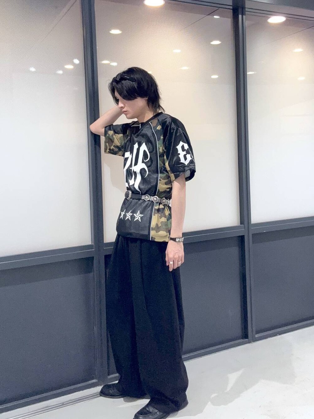 ホワイト系のTシャツ/カットソーを着用したメンズの春コーディネートの2枚目の写真