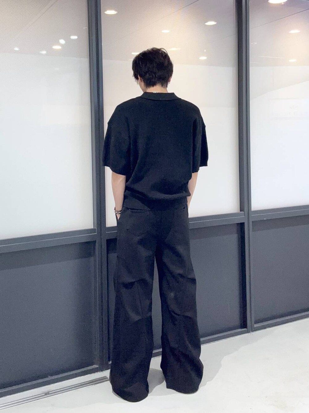 ブラック系のニット/セーター、ブラック系のその他パンツを着用したメンズの夏コーディネートの3枚目の写真