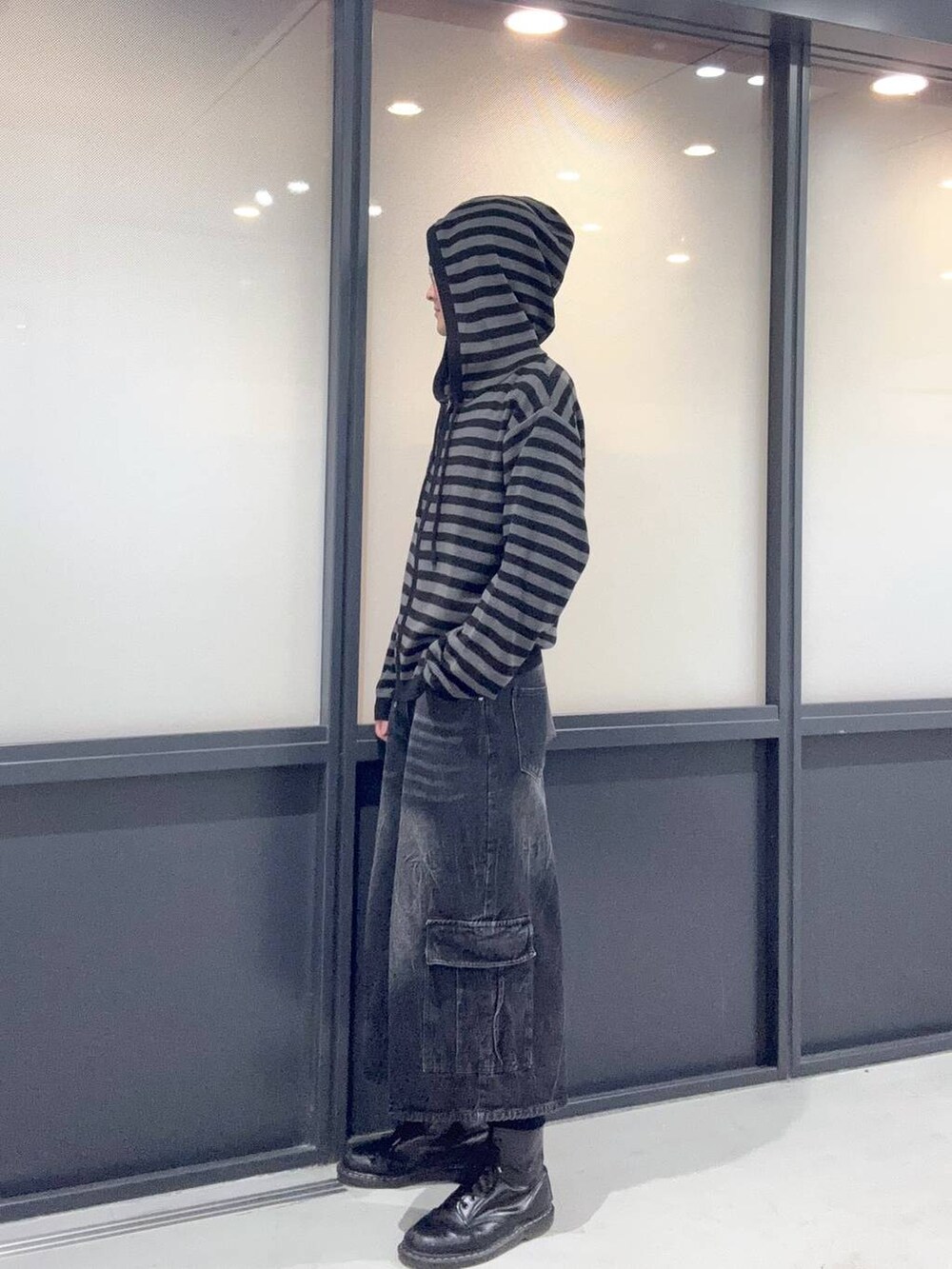 ブラック系のカーゴパンツ、その他のニットキャップ/ビーニーを着用したメンズの夏コーディネートの2枚目の写真