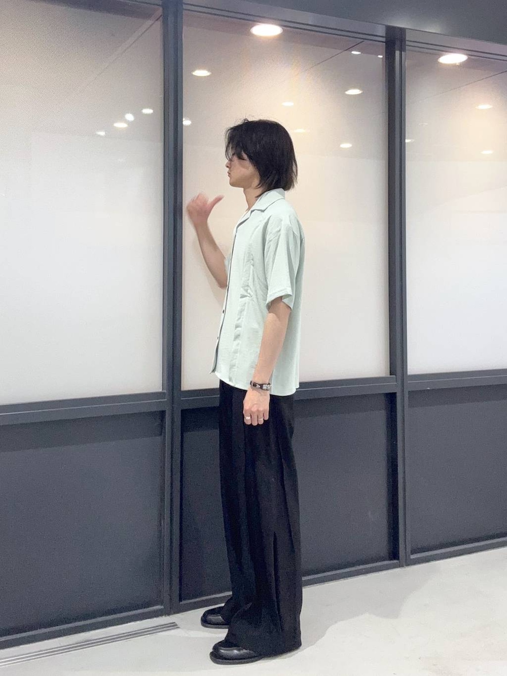 グリーン系のシャツ/ブラウスを着用したメンズの春コーディネートの2枚目の写真