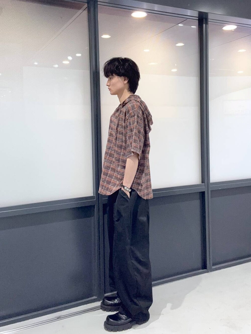 ブラウン系のシャツ/ブラウスを着用したメンズの夏コーディネートの2枚目の写真