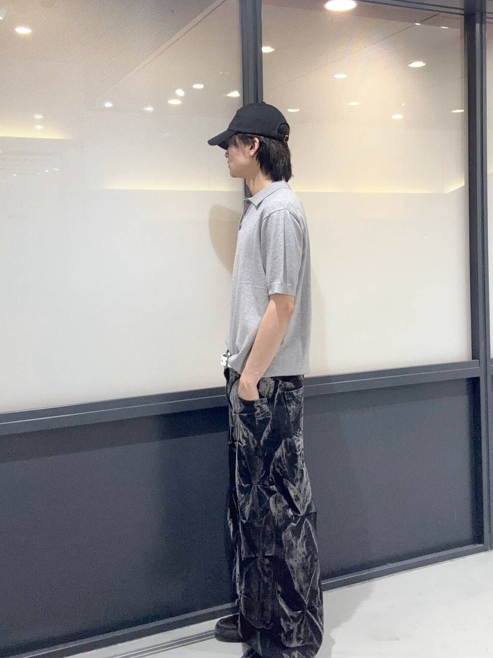 グレー系のTシャツ/カットソー、ブラック系のキャップを着用したメンズの夏コーディネートの2枚目の写真