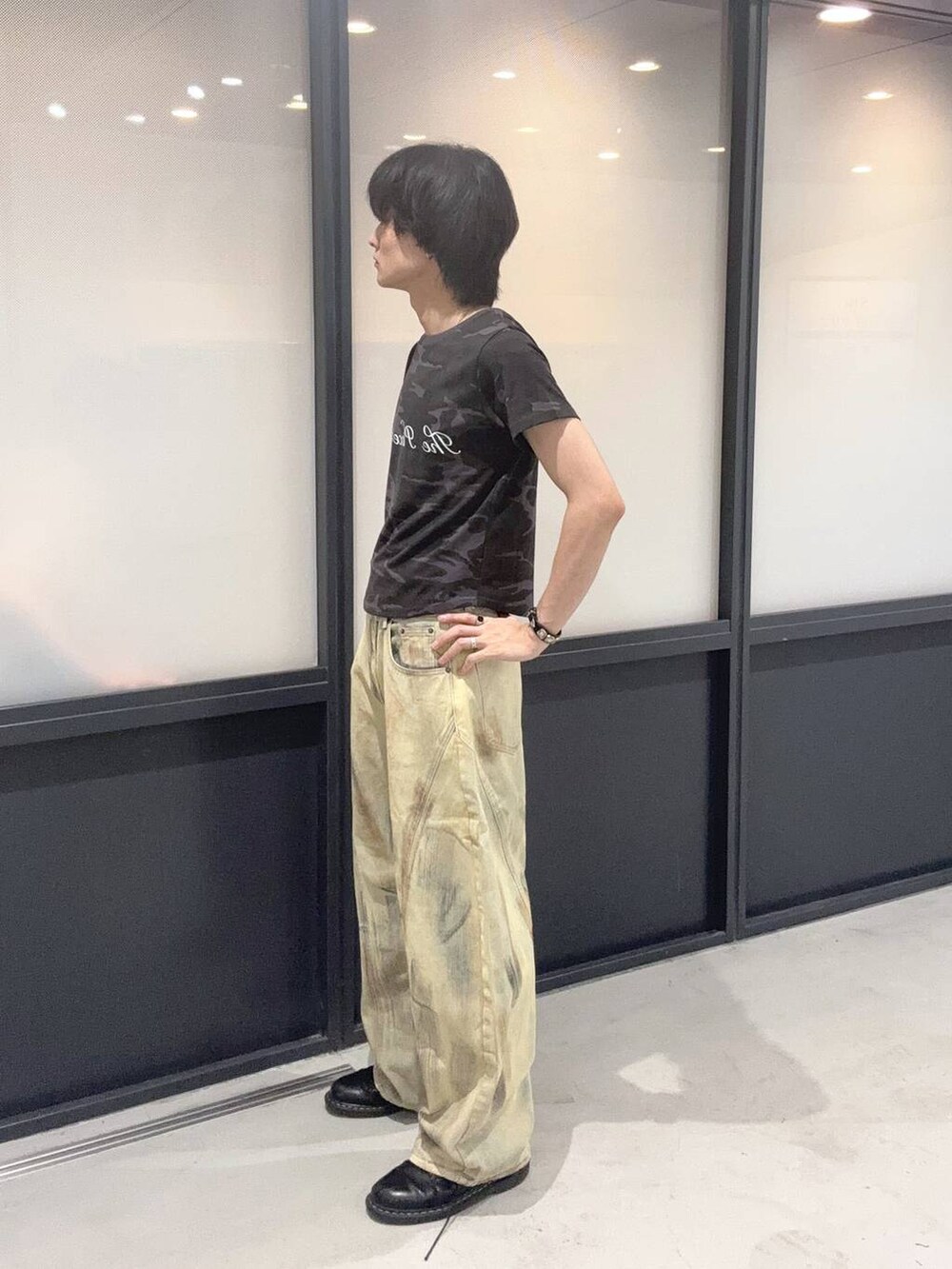 グレー系のTシャツ/カットソー、ブルー系のデニムパンツを着用したメンズの夏コーディネートの2枚目の写真