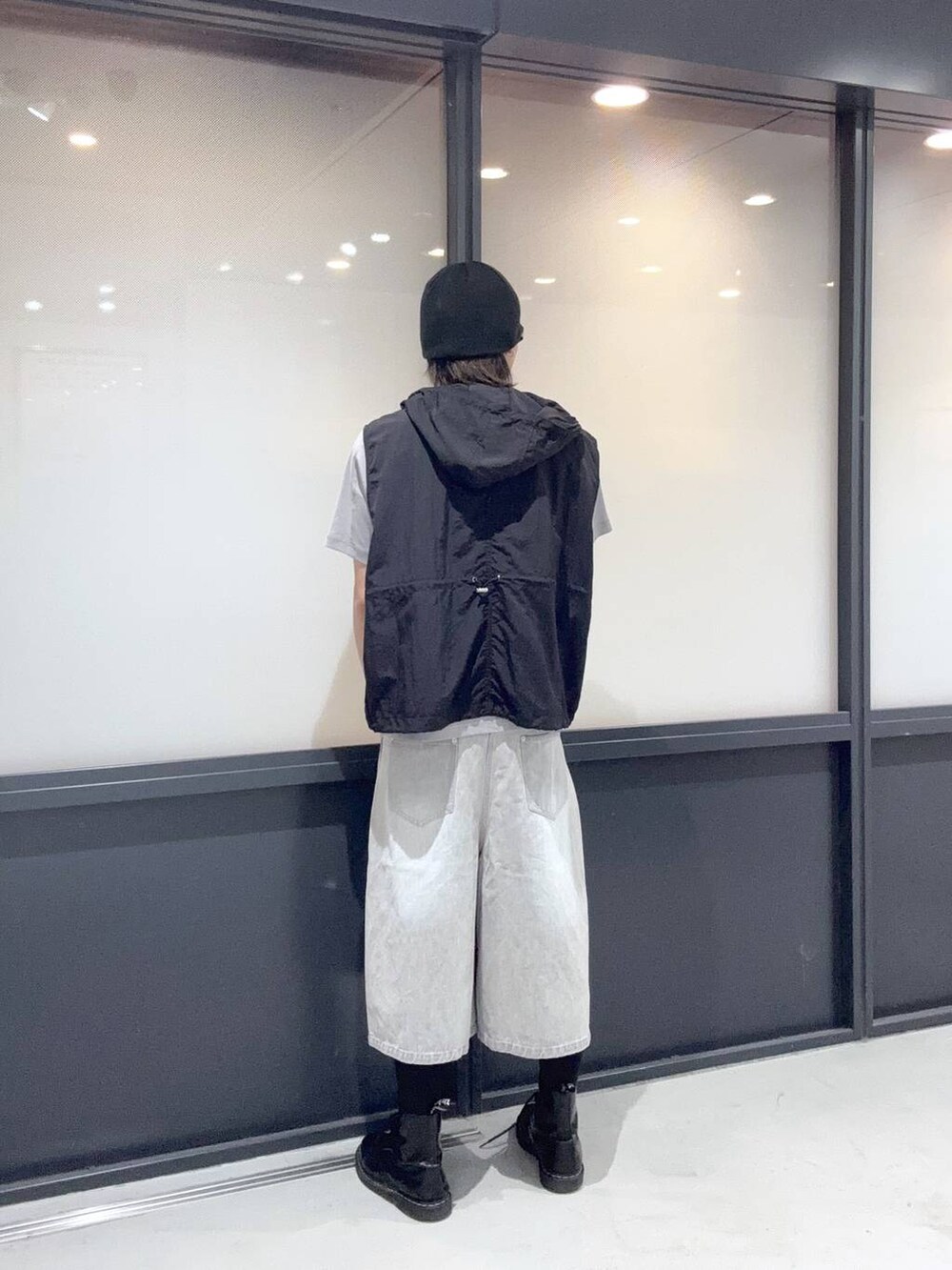 ブラック系のシャツ/ブラウス、グレー系のTシャツ/カットソー、その他のニットキャップ/ビーニーを着用したメンズの春コーディネートの3枚目の写真