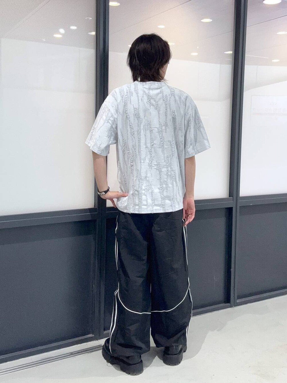 ブラック系のその他パンツを着用したメンズの春コーディネートの3枚目の写真