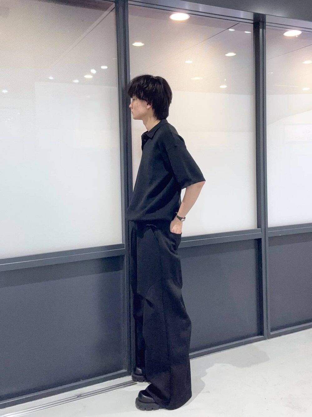 ブラック系のニット/セーター、ブラック系のその他パンツを着用したメンズの夏コーディネートの2枚目の写真