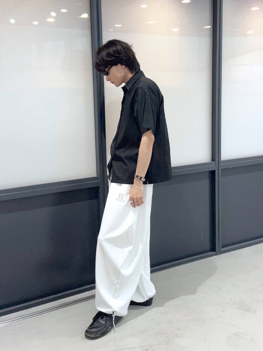 ブラック系のシャツ/ブラウス、ブラック系のサングラスを着用したメンズの夏コーディネートの2枚目の写真