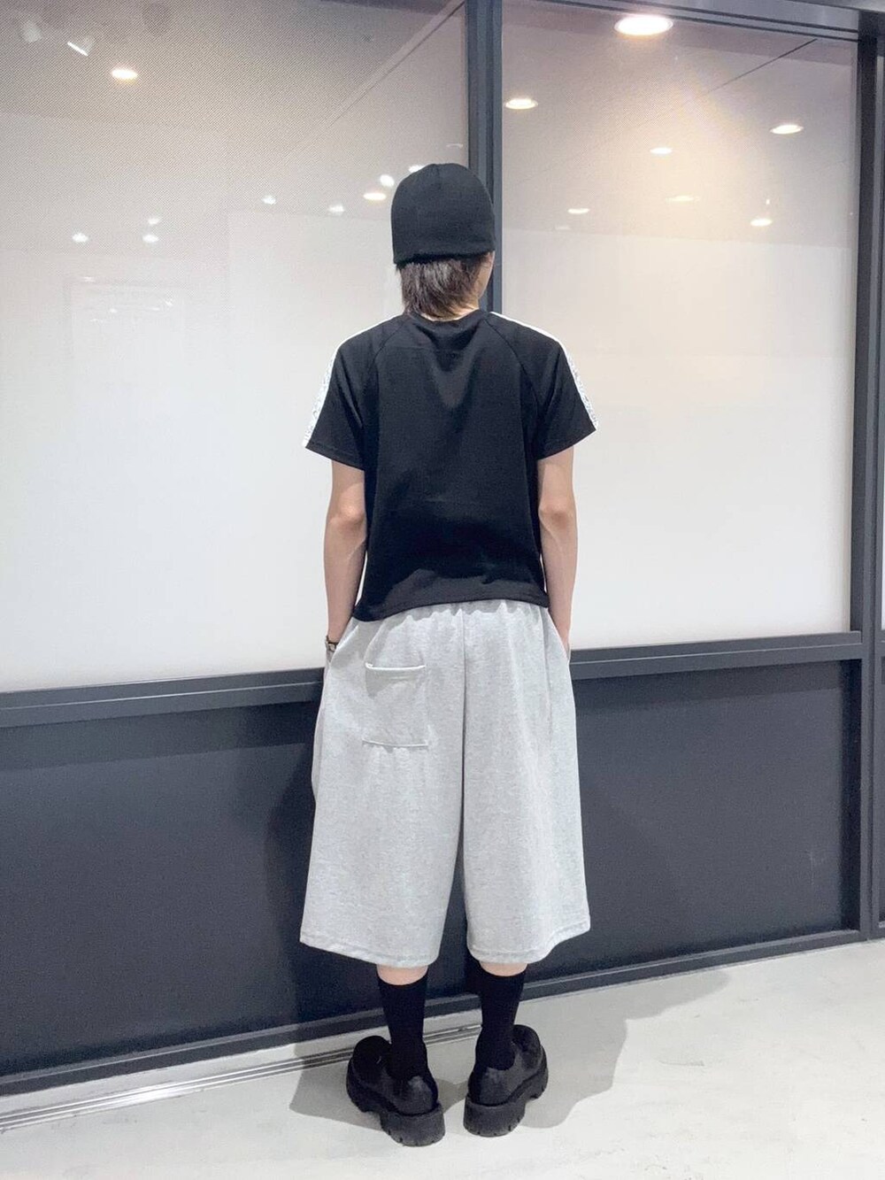 ブラック系のTシャツ/カットソー、グレー系のスウェットパンツ、その他のニットキャップ/ビーニーを着用したメンズの春コーディネートの3枚目の写真
